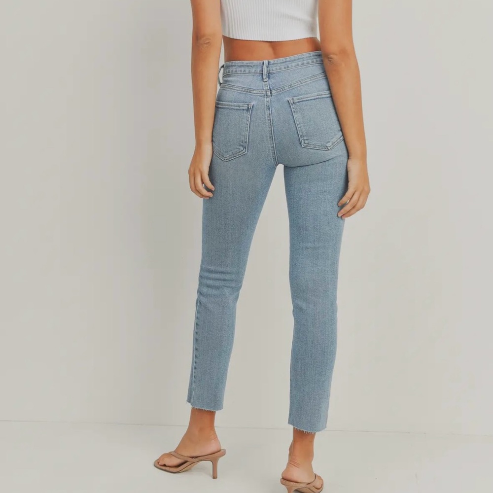 Distressed Cropped Jeans - Picture 3 of 6